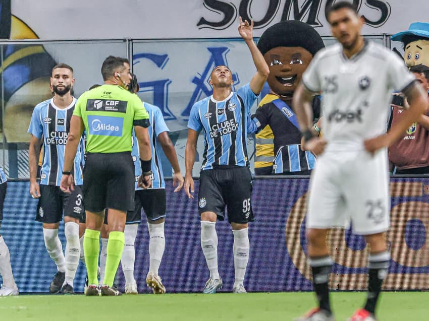 Carlos Vinícius comandou a vitória do Grêmio sobre o Botafogo (Foto: Maxi Franzoi/AGIF/GazetaPress)