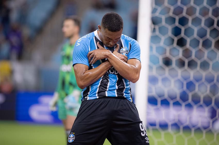 Carlos Vinícius comandou a vitória do Grêmio sobre o Botafogo (Foto: Maxi Franzoi/AGIF/GazetaPress)