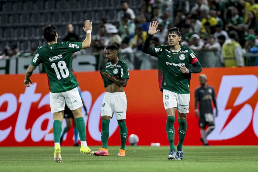 Gustavo Gómez comemora com Mauricio gol do Palmeiras (Foto: Marco Miatelo/AGIF)