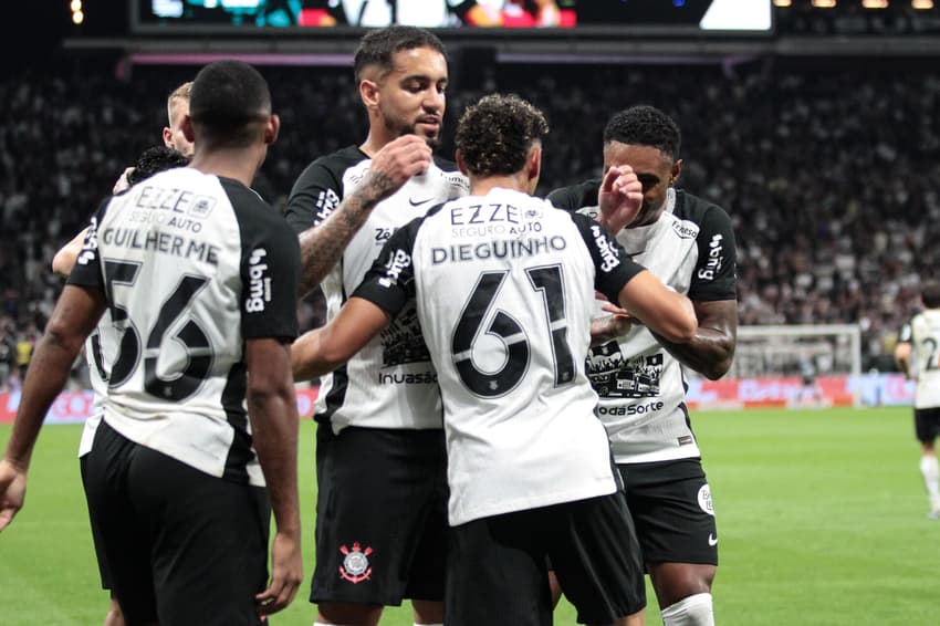 Timão contou com brilho de joias da base (Foto: Peter Leone/O Fotografico/Gazeta Press)
