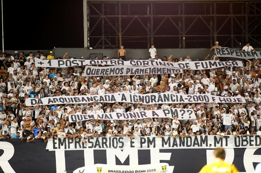 Torcida do Santos protesta contra dirigentes durante clássico contra o São Paulo. (Foto: Marcello Zambrana/ Agif/Gazeta Press)