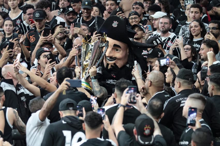 Corinthians apresentou o título de campeão da Supercopa Rei aos torcedores (Foto: Peter Leone/O Fotografico/Gazeta Press)