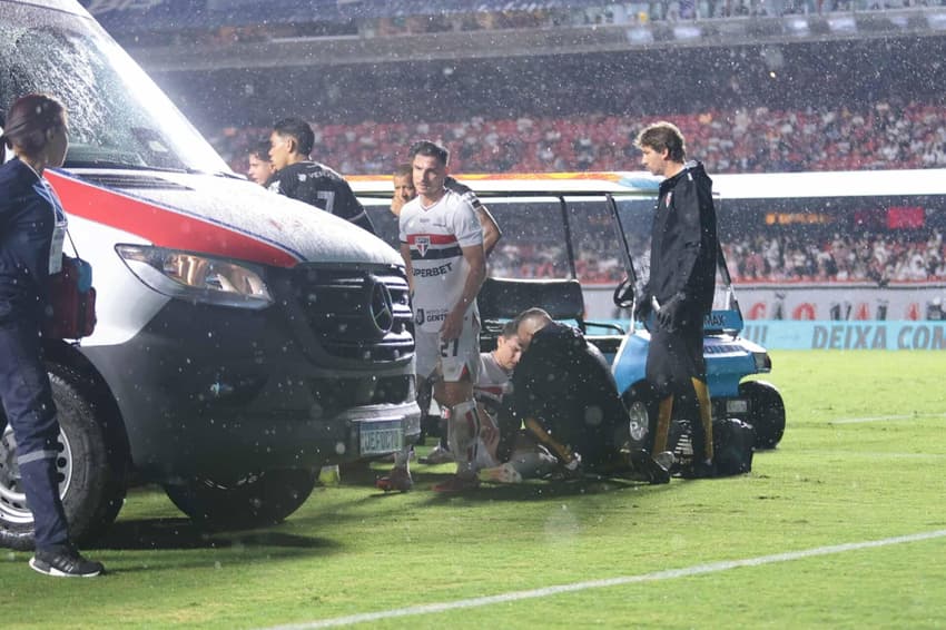Jogador do Primavera deixou gramado de ambulância (Foto: Gessica Pacheco/Pera Photo Press/Gazeta Press) <br><br><br>Esta será a penúltima rodada da primeira fase. No compromisso seguinte pelo Estadual, o time de Hernán Crespo encara a Ponte Preta. Em caso de duas vitórias, o São Paulo ainda pode sonhar com uma vaga no mata-mata, o que representaria uma reação importante.<br><br>Parte desse "sufoco" se deve ao início irregular na competição. Com um começo de ano ruim, o Tricolor chegou a flertar com a proximidade da zona de rebaixamento. Agora, a classificação ainda é difícil, mas já não parece impossível.<br>