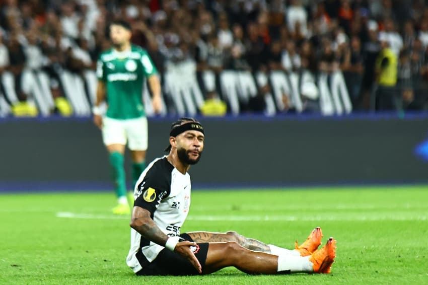 Memphis Depay perdeu pênalti no duelo (Foto: Luis Moura/Wpp/Gazeta Press)