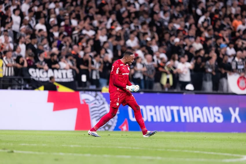 Carlo Miguel vibra durante a vitória do Palmeiras sobre o Corinthians (Foto: Wanderson Oliveira/PxImages/GazetaPress)