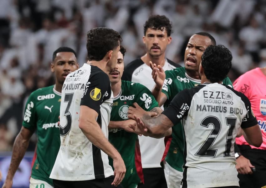 Jogadores de Corinthians e Palmeiras durante confusão após gol de Flaco López (Foto: ESDRAS MARTINS/Mochila Press/Gazeta Press)