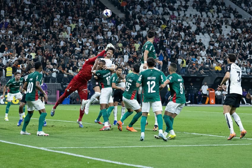 Carlos Miguel e Gustavo Henrique no lance do pênalti para o Corinthians (Foto: Léo Barrilari/GazetaPress)