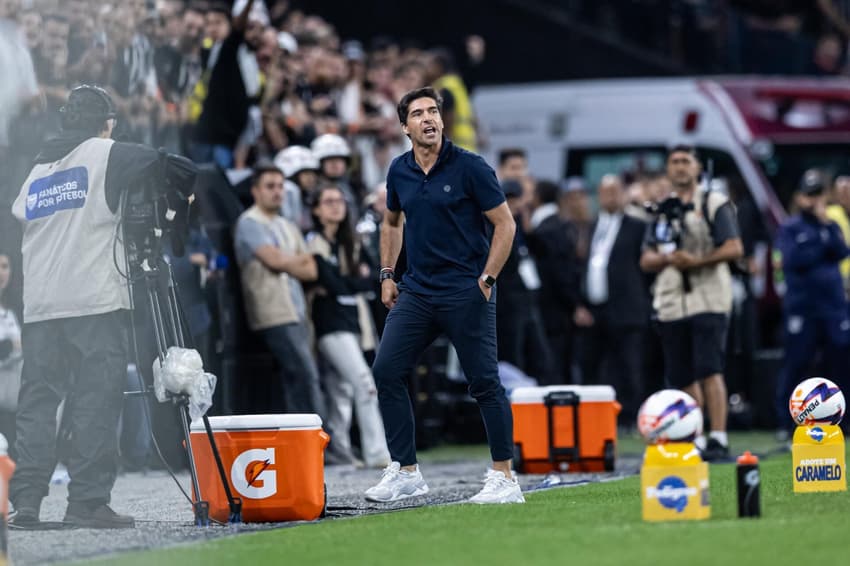 Abel Ferreira, técnico do Palmeiras, reclama com a arbitragem antes de gol marcado por Flaco López (Foto: JHONY INACIO/Agencia Enquadrar/Gazeta Press)