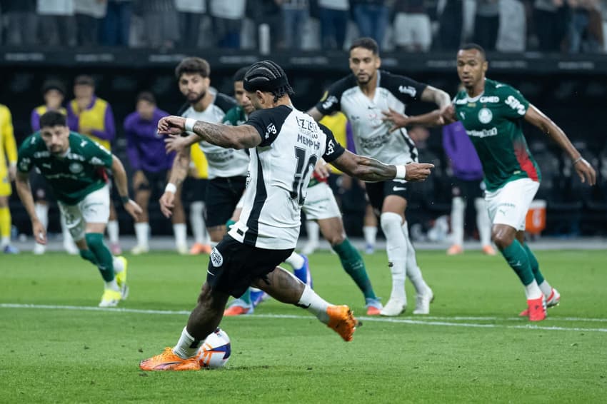 Memphis Depay desperdiça penalidade (Foto: Léo Barrilari/GazetaPress)