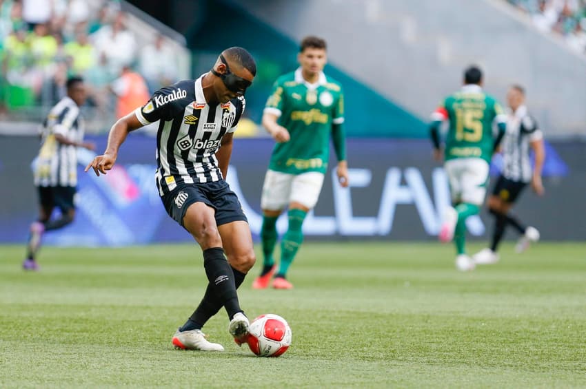 Joaquim em ação pelo Santos contra o Palmeiras (Foto: Ricardo Moreira/ZIMEL PRESS)