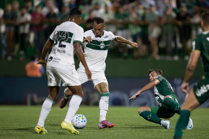 Breno Lopes, ex-Palmeiras, marcou belo gol pelo Coritiba (Foto: Liamara Polli/ Agif/Gazeta Press)