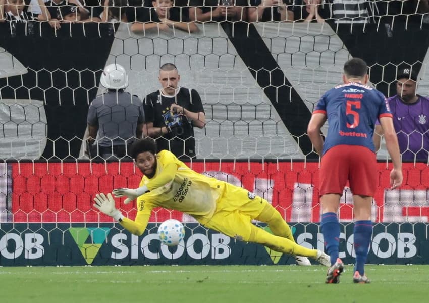 Hugo Souza defendeu cobrança de pênalti (Foto: Esdras Martins/Mochila Press/Gazeta Press)