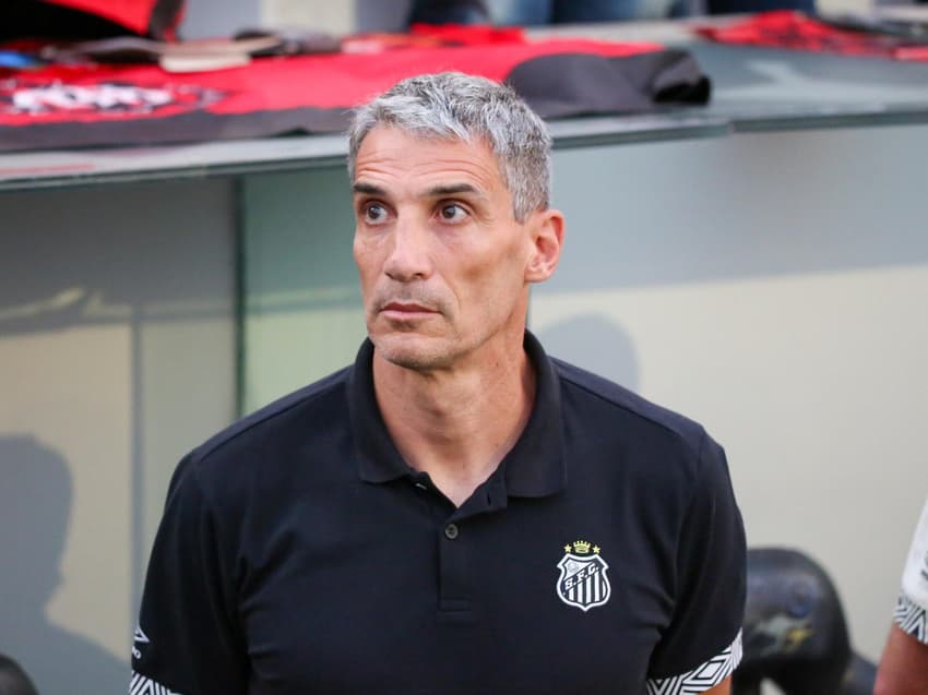 Vojvoda comanda o Santos na derrota por 2 a 1 para o Athletico. (Foto: Luiz Delgado/Agência F8/Gazeta Press)