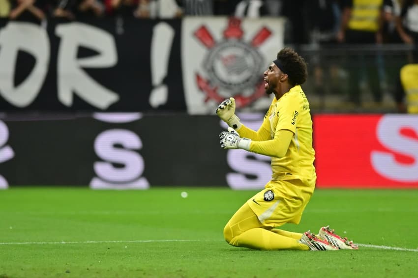 Hugo Souza defendeu cobrança de pênalti (Foto: Eduardo Carmim/Photo Premium/Gazeta Press)