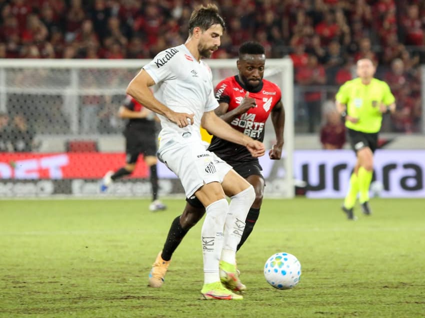 Luan Peres durante partida do Santos contra o Athletico-PR. (Foto: Luiz Delgado/Agência F8/Gazeta Press)