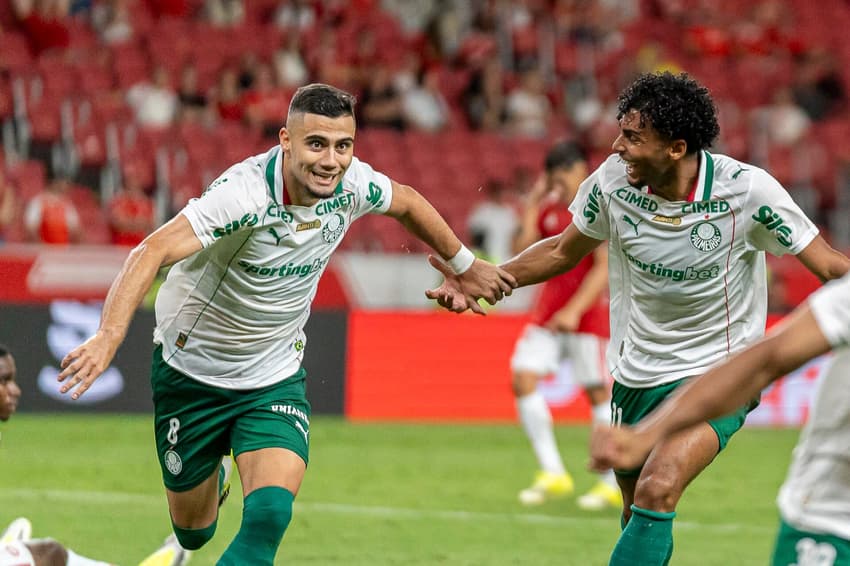 Andreas Pereira marcou o terceiro gol do Palmeiras na vitória sobre o Internacional, no Beira-Rio, pelo Brasileirão (Foto: JORGE LANSARIN/Agencia Enquadrar/Gazeta Press)