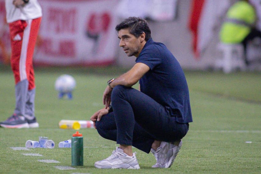 Abel Ferreira durante partida entre Palmeiras e Internacional, no Beira-Rio, pelo Brasileirão (Foto: Maxi Franzoi/AGIF)