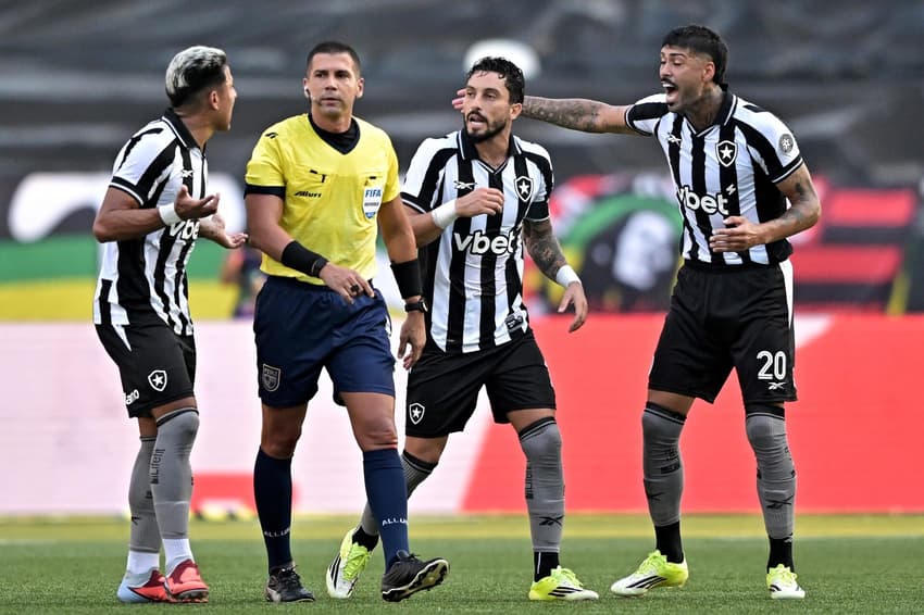 Botafogo questiona gol do Flamengo em clássico pelo Carioca (Foto: André Fabiano/Código 19/Gazeta Press)
