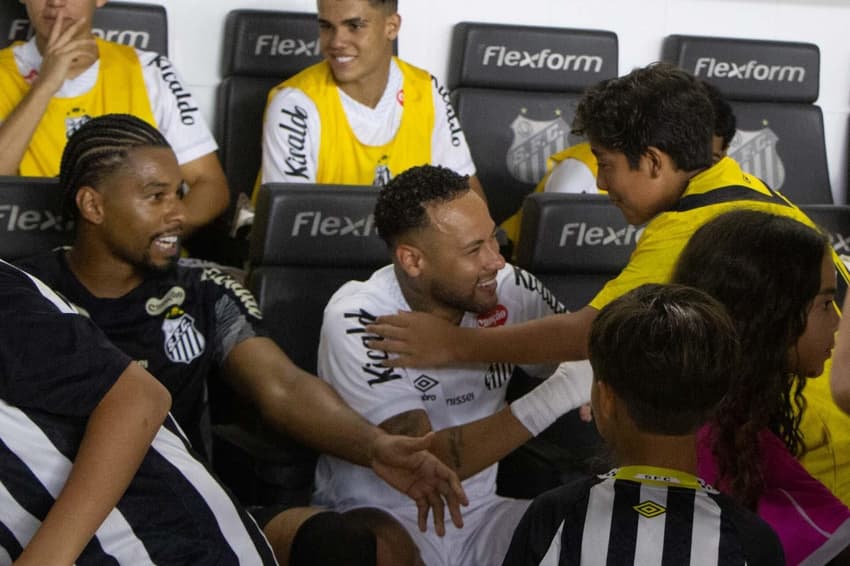 Neymar começa a partida no banco de reservas do Santos. (Foto:  Rodrigo Jesus/Agência F8/Gazeta Press)
