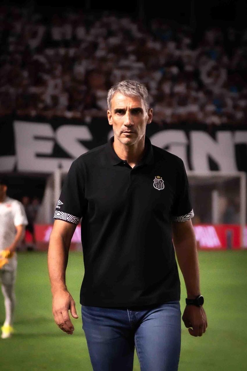 Vojvoda acumula 29 jogos no comando do Santos com 9 vitórias, 12 empates e 8 derrotas. (Foto: Gabriel Possa/PXIMAGES)