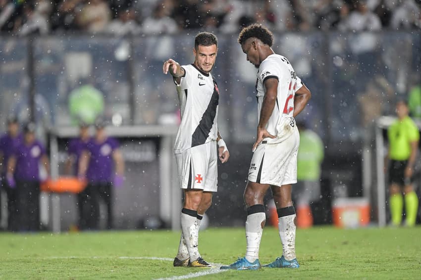 Coutinho e Thiago Mendes