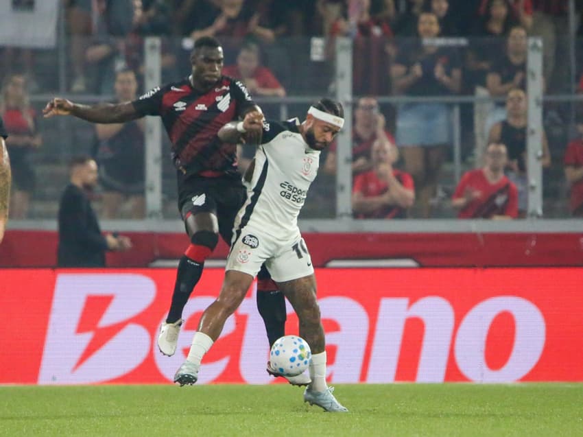 Duelo entre Athletico e Corinthians (Foto: Luiz Delgado/Agência F8/Gazeta Press)