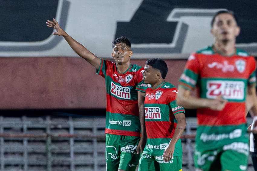 Zé Victor em campo pela Portuguesa (Foto: Léo Barrilari/GazetaPress)