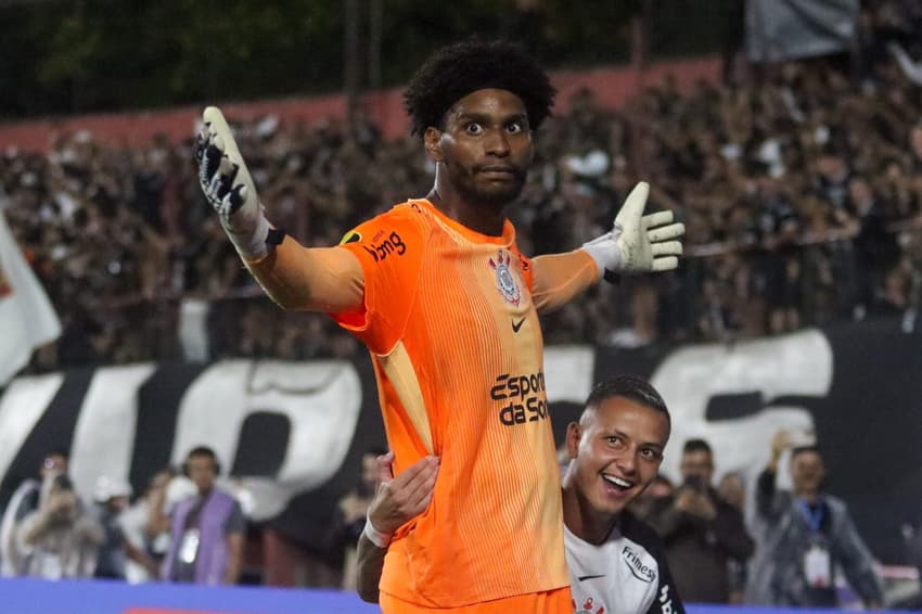 Hugo Souza foi herói da vitória do Corinthians (Foto: Theo Daolio/Mochila Press/Gazeta Press)