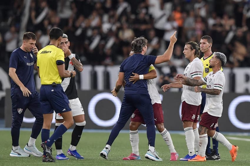 Zubeldía reclama com arbitragem em Vasco x Fluminense (Foto: Thiago Ribeiro/ Agif/Gazeta Press)