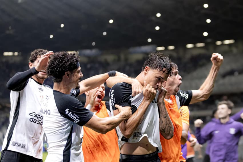 Tchoca comemora ao lado dos companheiros (Foto: Luan Martins/Agência F8/Gazeta Press)