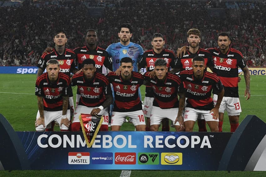 Flamengo perfilado antes de enfrentar o Lanús (Foto: PETER ILICCIEV/AGENCIA ENQUADRAR)