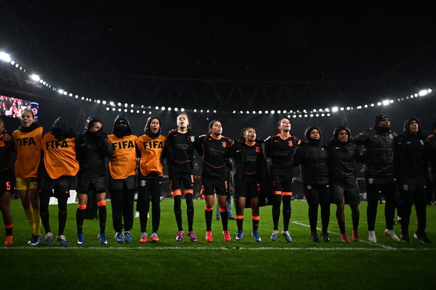 LONDON, ENGLAND - FEBRUARY 01: SC Corinthians players aknowledge fans following the FIFA Women's Champions Cup 2026 Final match between Arsenal Women FC and SC Corinthians at Arsenal Stadium on February 01, 2026 in London, England. (Photo by Harriet Lander - FIFA/FIFA via Getty Images)
