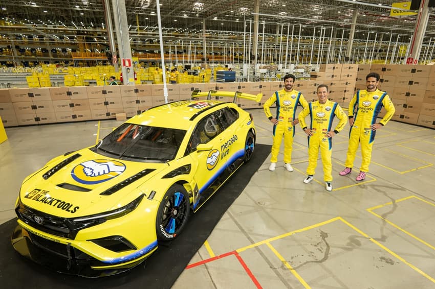 Hélio Castroneves, Cesar Ramos e Thiago Camilo com a equipe Mercado Livre Racing (Foto: José Mário Dias/Mercado Livre Racing)