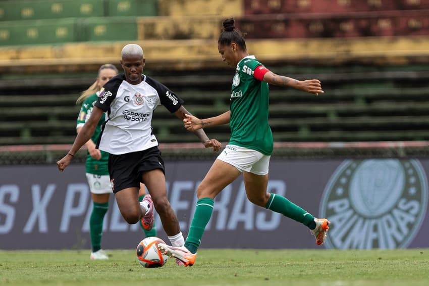 Poliana e Jhonson durante Corinthians x Palmeiras, pela final do Paulistão Feminino. (Foto: Rebeca Reis/Ag.Paulistão)