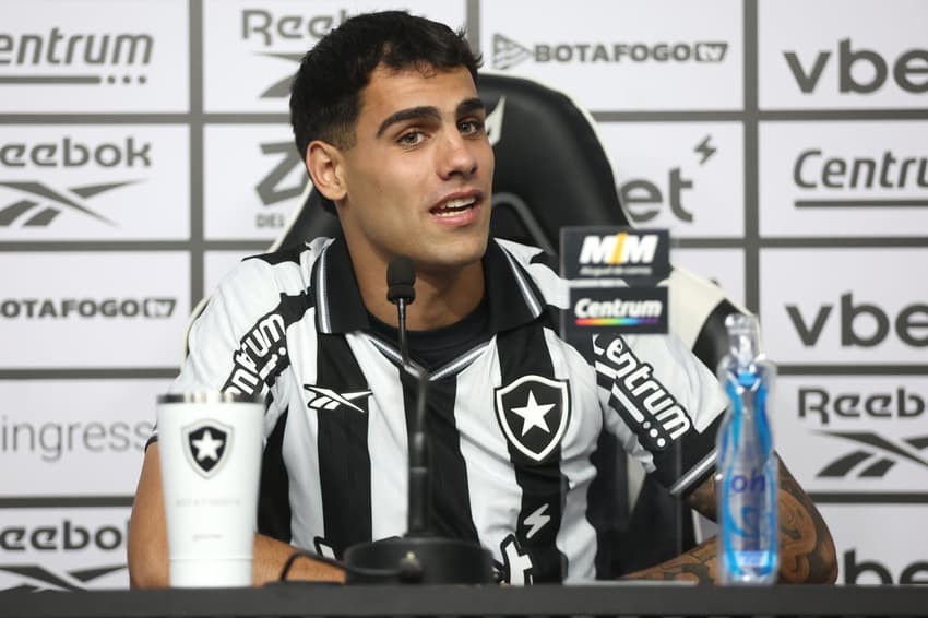 Lucas Villalba foi regularizado pelo Botafogo (Foto: Vítor Silva/Botafogo)