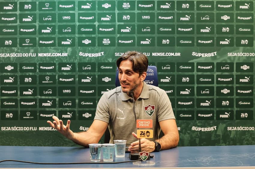 Zubeldía em entrevista coletiva pelo Fluminense (Foto: Lucas Merçon/ Fluminense FC)