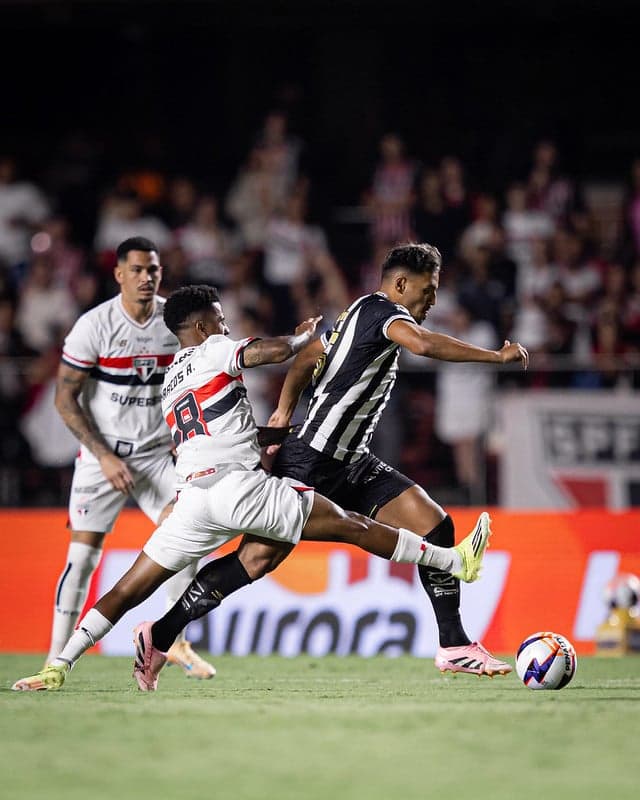 Santos e São Paulo se enfrentaram no último sábado (31), no Morumbis. (Foto: Raul Baretta/ Santos FC)