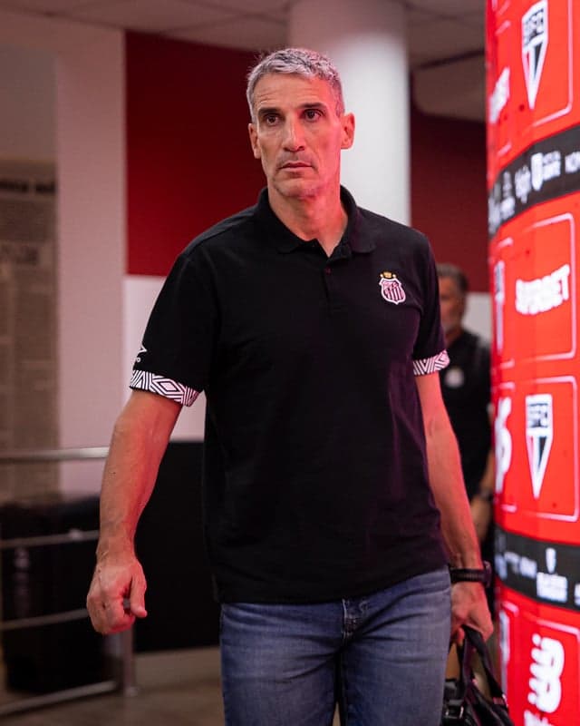 Vojvoda na chegada ao Morumbis antes do clássico contra o São Paulo. (Foto: Raul Baretta/ Santos FC)