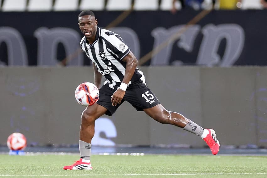 Bastos in action for Botafogo against Fluminense (Photo: Vítor Silva/Botafogo)