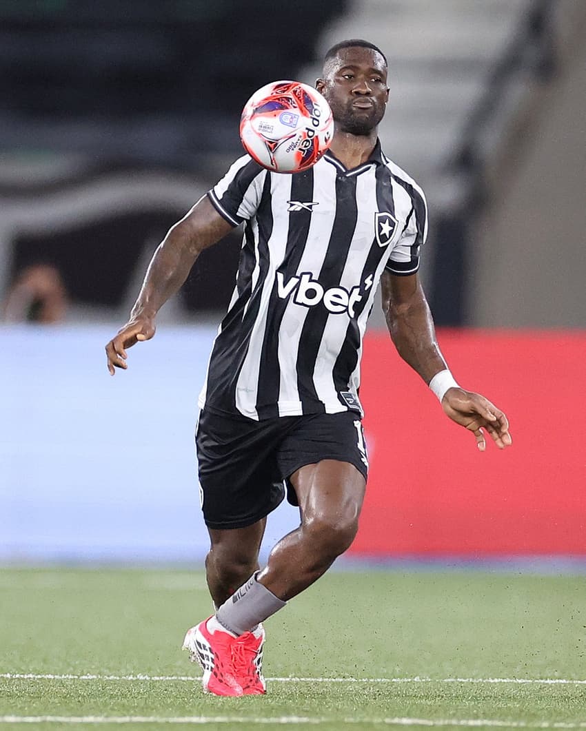 Bastos em ação pelo Botafogo contra o Fluminense (Foto: Vítor Silva/Botafogo)