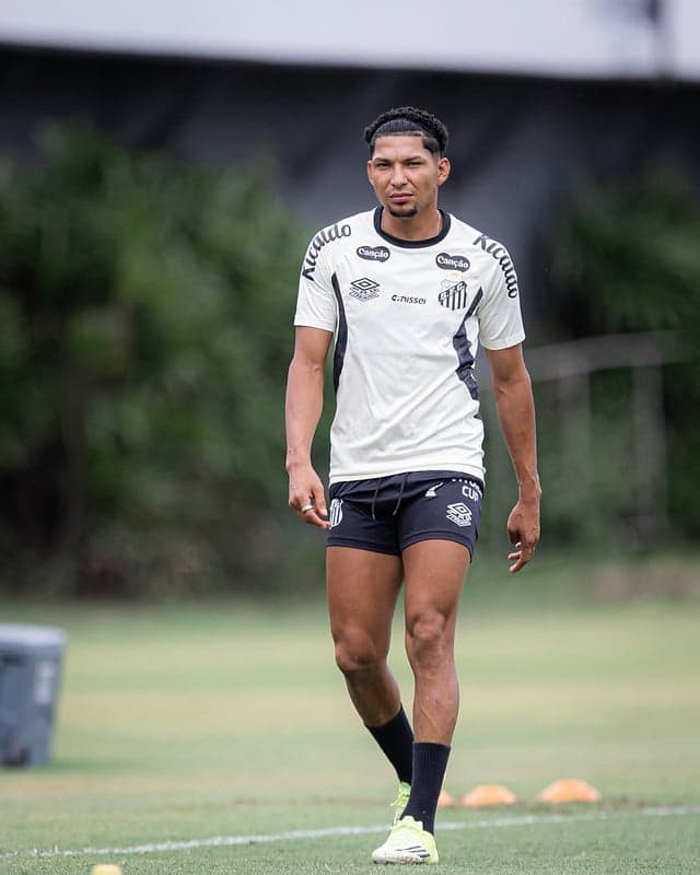 Rony treina com elenco do Santos no CT Rei Pelé. (Foto: Raul Baretta/ Santos FC)