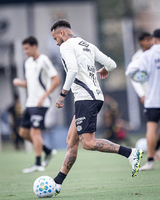 Neymar durante treino no CT Rei Pelé nesta terça-feira (3), em Santos. (Foto: Raul Baretta / Santos FC)