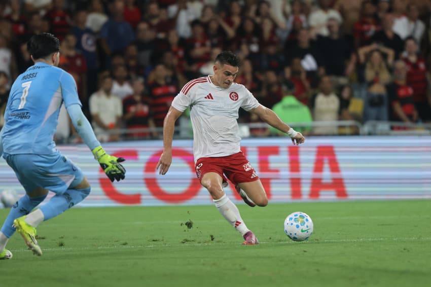 Lance de gol de Rafael Borré, atacante do Internacional