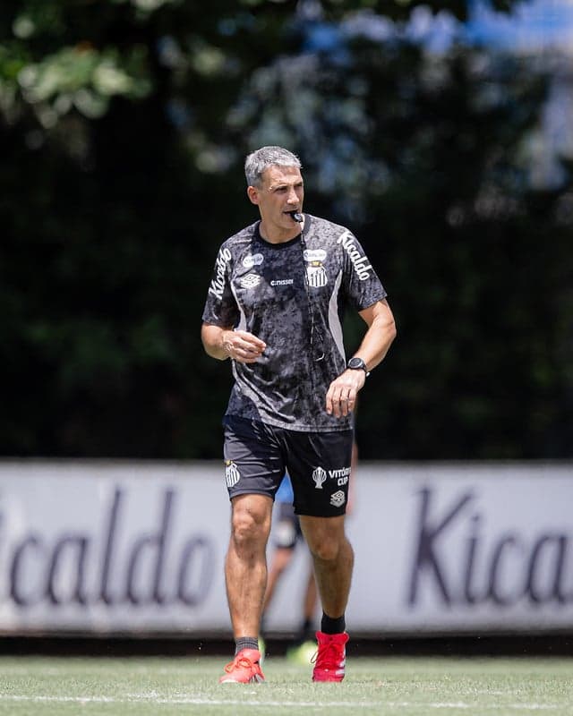 Vojvoda comanda treino do Santos no CT Rei Pelé. (Foto: Raul Baretta/ Santos FC)
