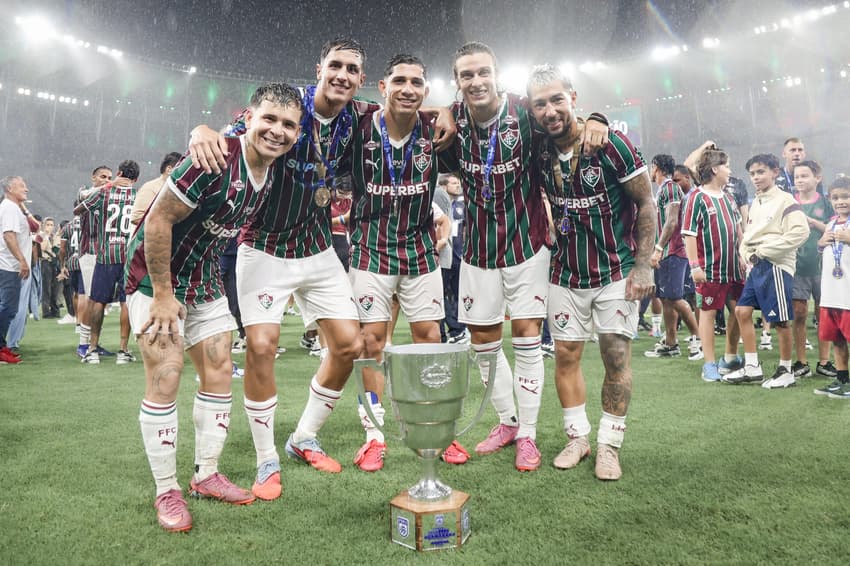 Soteldo, Bernal, Savarino, Canobbio e Acosta com a Taça Guanabara, conquistada pelo Fluminense (Foto: Marcelo Gonçalves/ Fluminense FC)