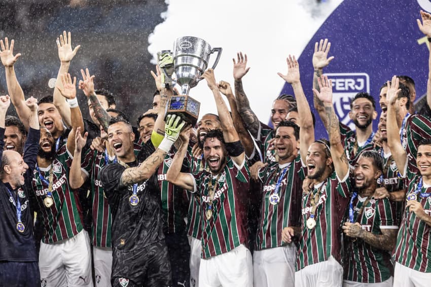 Martinelli com o trófeu da Taça Guanabara (Foto: Leonardo Brasil/Fluminense)