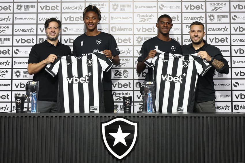 Ythallo e Wallace Davi foram apresentados pelo Botafogo (Foto: Vítor Silva/Botafogo)