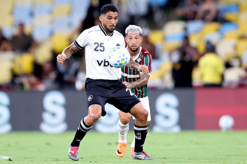Allan sentiu problema muscular em Fluminense 1 x 0 Botafogo (Foto: Vítor Silva/Botafogo)