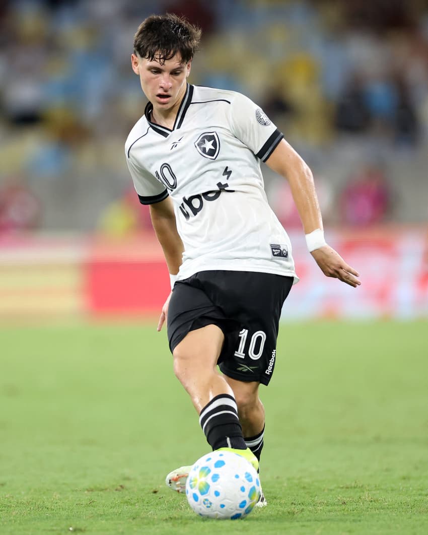 Álvaro Montoro em ação pelo Botafogo contra o Fluminense (Foto: Vítor Silva/Botafogo)