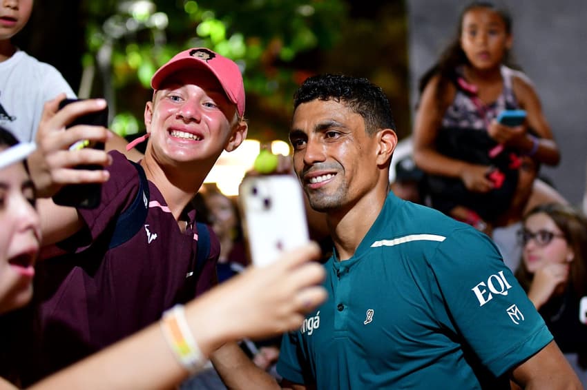 Thiago Monteiro retribui o carinho dos fãs após furar o qualifying do Rio Open (Foto: Fotojump)